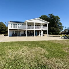 Waterfront Apartment w/boat lift in Swansboro. Beautiful dock deck views - kayak launch w/kayaks - boat lift.